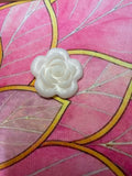 Grande rose en blanc nacré