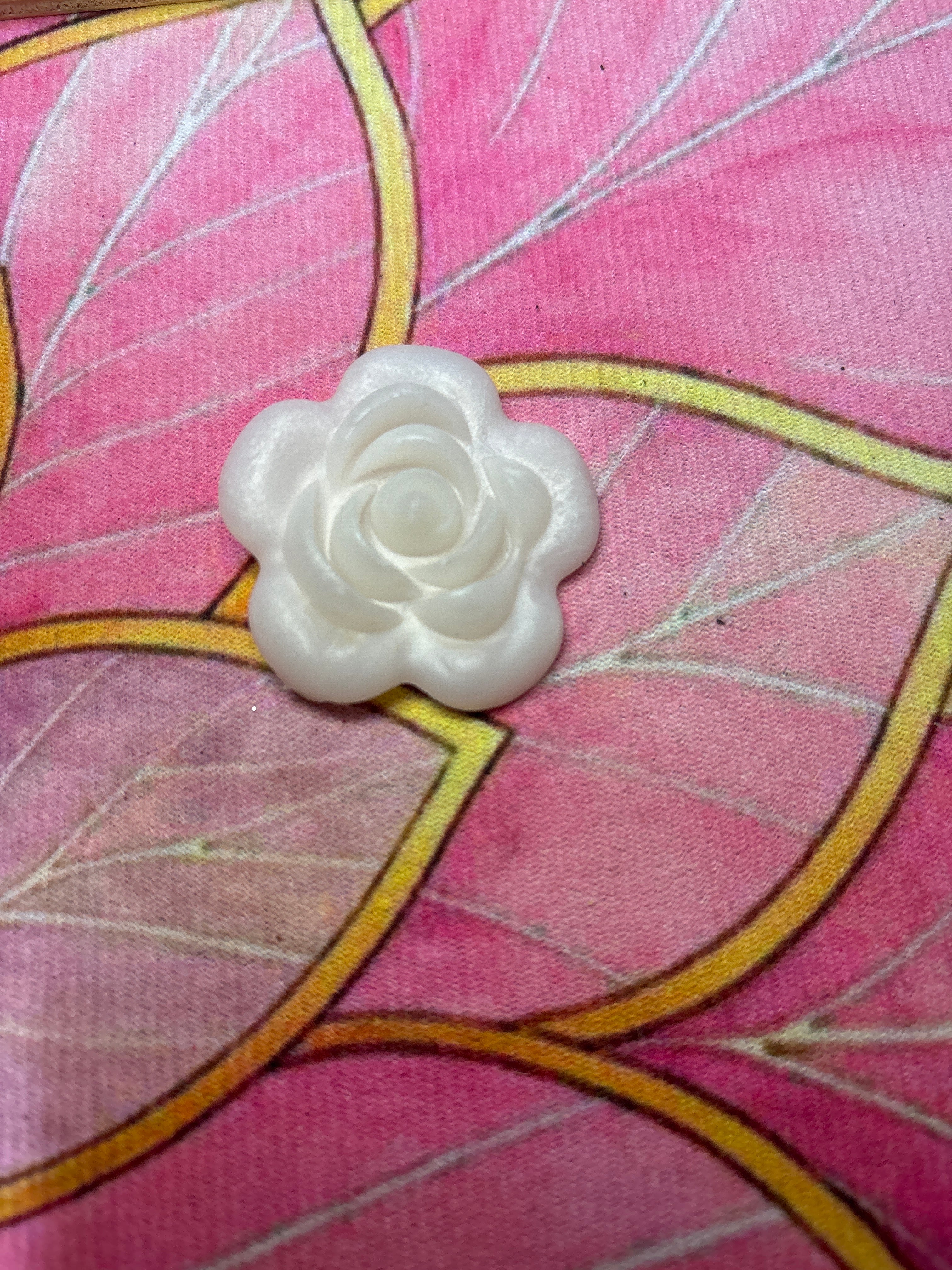 Grande rose en blanc nacré