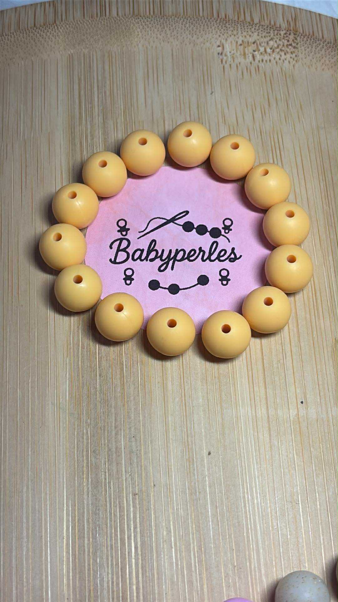 Perles rondes 12 mm couleur Winnie l’ourson